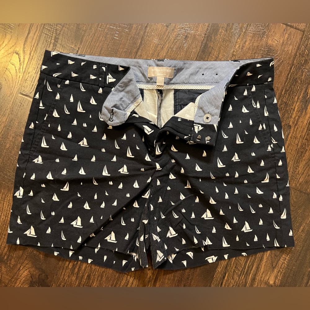 Women’s Banana Republic Shorts Size 14 Navy with Sailboats